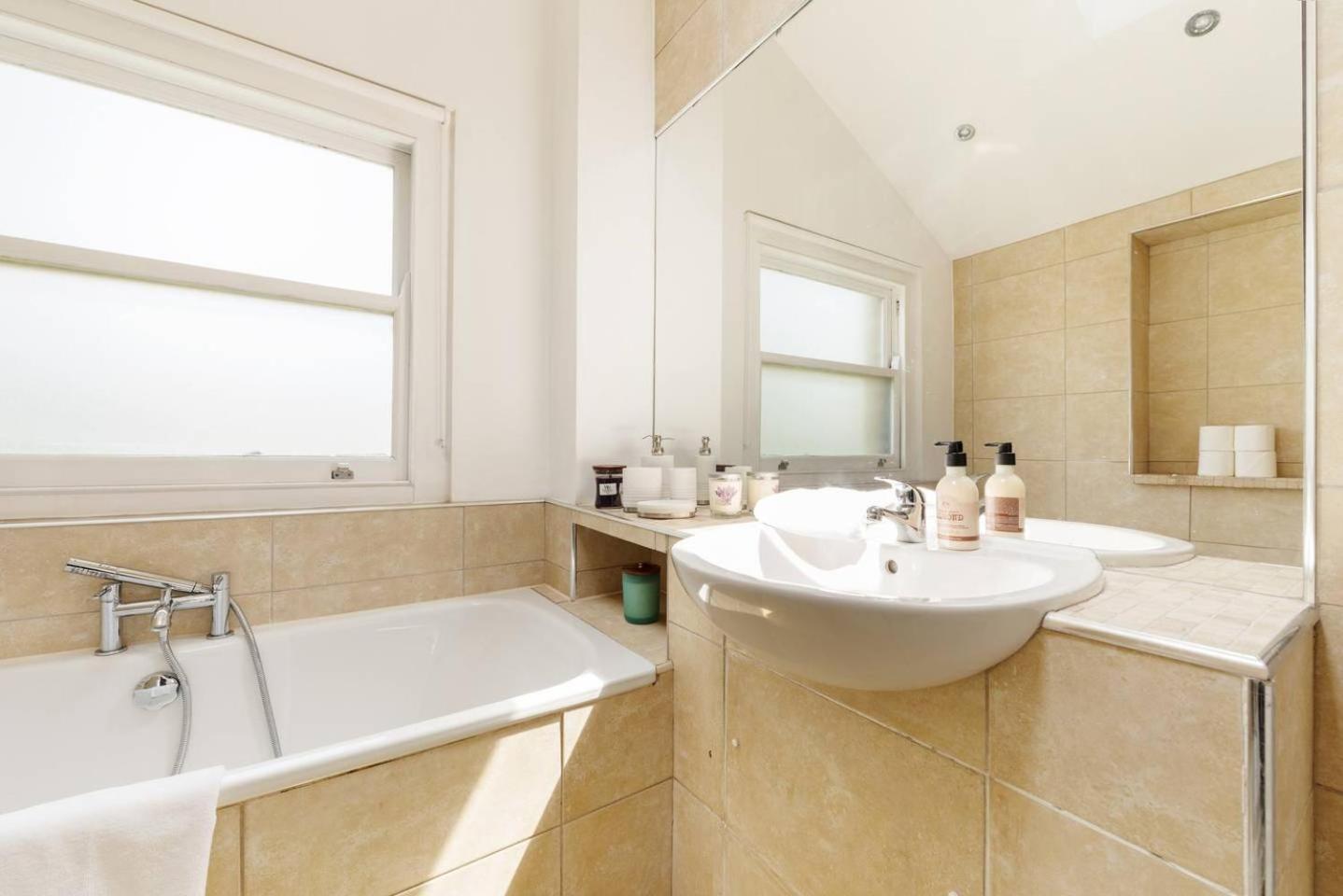 Charming 3bd Flat - 5 Minutes To Victoria Park London