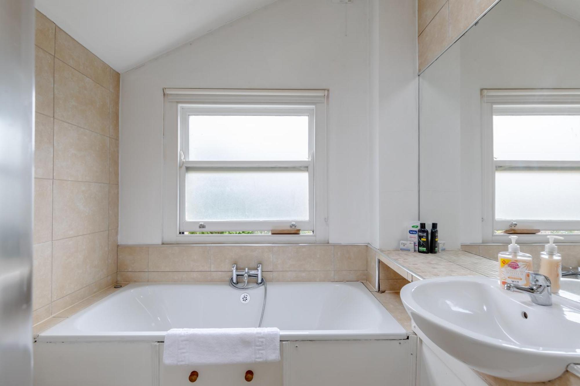 Charming 3bd Flat - 5 Minutes To Victoria Park *
