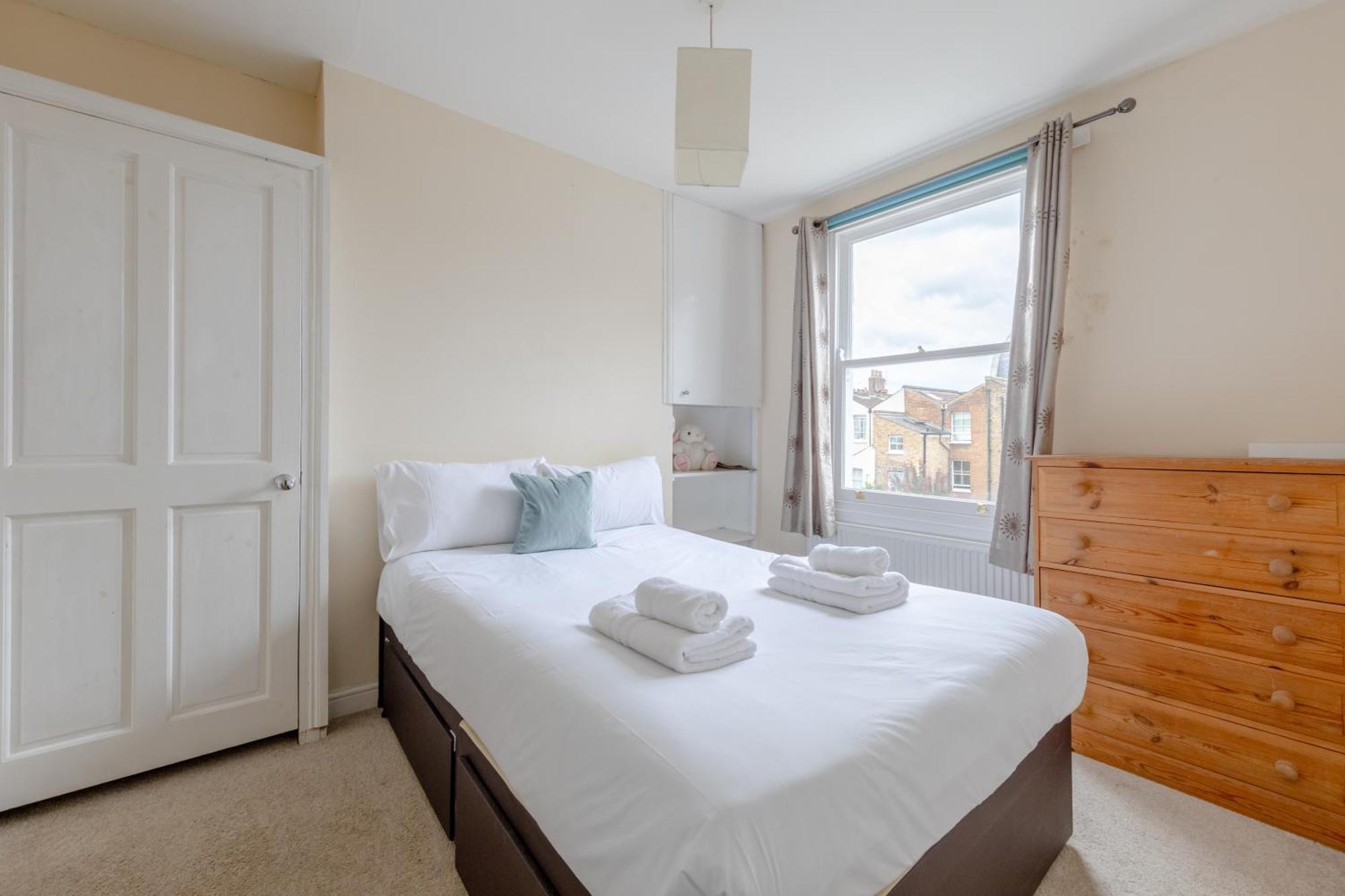 Charming 3bd Flat - 5 Minutes To Victoria Park Apartment